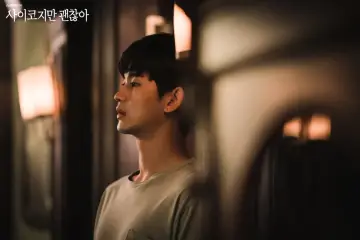 Kim Soo-hyun, jeden z najbardziej znanych koreańskich aktorów, w nastrojowym kadrze z serialu "It's Okay to Not Be Okay".