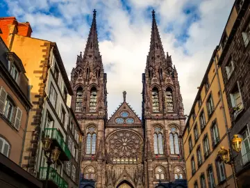 La cathédrale de Clermont-Ferrand, une des plus belles cathédrales de France, se dresse fièrement entre des immeubles anciens.