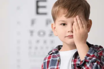 Objawy wady wzroku: Kiedy mrużenie oczu to sygnał do specjalisty?