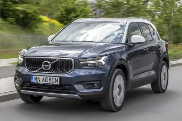 Ciemnogranatowe Volvo XC40 2.0 benzyna w ruchu. Zastanawiasz się, ile pali? Ten model to stylowy SUV.