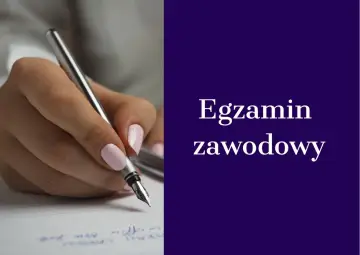 Dłoń z różowym lakierem pisze piórem po kartce. Obok napis: "Egzamin zawodowy". Czy egzamin zawodowy jest obowiązkowy?