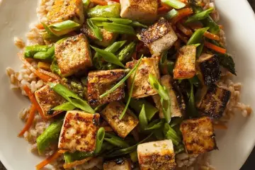 Chrupiące, smażone tofu z warzywami i kaszą. Pyszne danie pełne smaku i zdrowia.