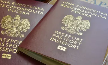 Dwa polskie paszporty z godłem orła. Dokumenty te należą do najsilniejszych paszportów na świecie, otwierając drzwi do wielu krajów.