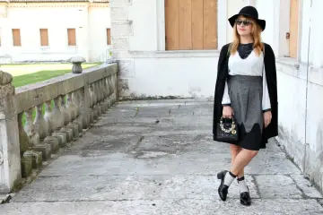 Donna con cappello nero, gonna grigia e francesine. Un look chic per ogni occasione, scopri come abbinarle!