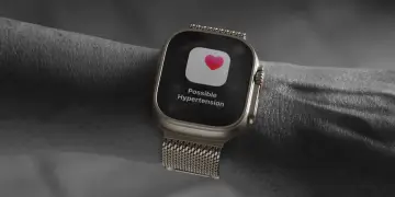 Zegarek watchOS pokazuje powiadomienie o możliwym nadciśnieniu.