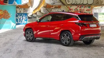 Czerwony Hyundai Tucson 1.6 benzyna 150KM pod mostem z graffiti. Zastanawiasz się, ile pali?