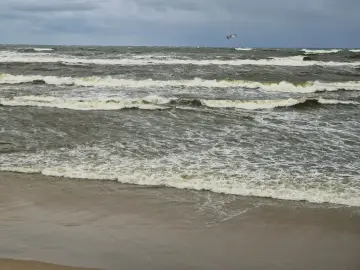 Fale na morzu, idealne na weekendowy wypad. Zastanawiasz się, gdzie najbliżej nad morze ze Śląska? To miejsce może być odpowiedzią.