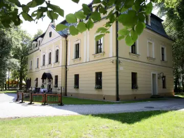 Pałac w Rybnej: Historia, wesele, hotel. Zaplanuj wizytę!