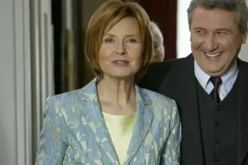 Barbara Bursztynowicz, uśmiechnięta, w eleganckiej marynarce, obok mężczyzny w garniturze. Choroba nie powstrzymała jej radości.