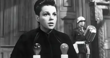 Judy Garland w roli prawniczki, z mikrofonem i żołnierzem w tle. Jej mąż, Vincente Minnelli, był reżyserem.