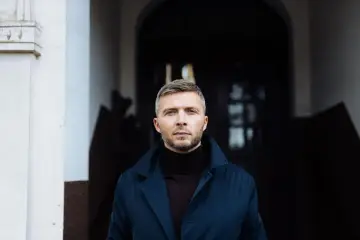 Czy świadek może mieć adwokata? Poznaj swoje prawa i ochronę.