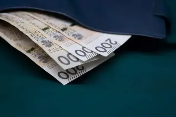 Portfel z banknotami 200 zł. Może to być nagroda jubileuszowa nauczycieli za lata pracy.