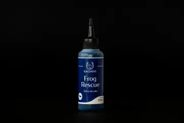 Niebieska butelka z aplikatorem, zawierająca preparat na gnijące strzałki "Frog Rescue" marki Kadans.