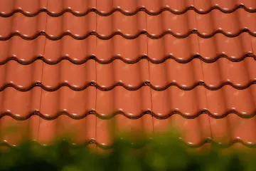 Czerwona dachówka ceramiczna, idealna na dach. Sprawdź atrakcyjną dachówka cena za m2.