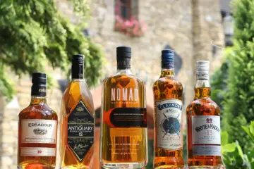 Pięć butelek whisky: Edradour, Antiquary, Nomad, Claymore i Whyte & Mackay. Idealny wybór, by ustalić, ile whisky na wesele potrzebujesz.