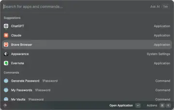 Wyszukiwanie aplikacji i poleceń w Raycast. Widoczne sugestie: ChatGPT, Claude, Brave Browser, Appearance, Evernote. Poniżej polecenia 1Password.