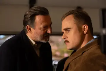 Robert Więckiewicz w filmie, w rozmowie z innym mężczyzną.