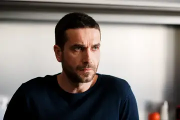 Marcin Dorociński w zbliżeniu, zamyślony. Jego filmy, seriale i programy to gwarancja świetnej rozrywki.
