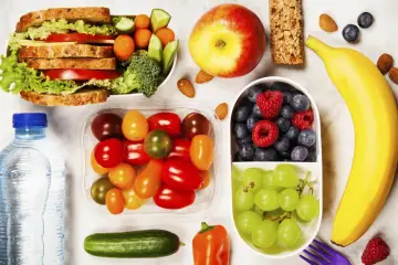 Zdrowe nawyki to pyszny lunchbox: kanapka, warzywa, owoce, orzechy i woda. Idealny na energię!