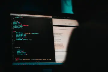 Kodowanie na ekranie monitora, symbolizujące potencjalny atak hakerski.