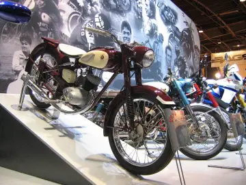 Klasyczny motocykl Yamaha, którego kraj pochodzenia to Japonia, prezentowany na wystawie.