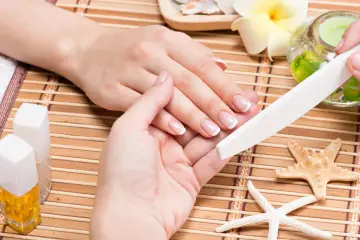 Manicure japoński co to? Delikatne polerowanie paznokci naturalnymi pudrami dla zdrowego blasku.
