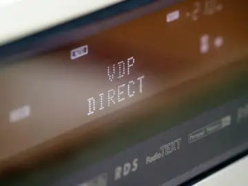 Wyświetlacz urządzenia pokazuje "VDP DIRECT" i logo RDS RadioTEXT.
