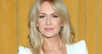 Grażyna Torbicka, znana prezenterka, na zdjęciu w białej marynarce. Jej wzrost i waga są tematem dyskusji fanów.