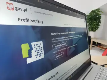 Na ekranie laptopa widoczna jest strona gov.pl z informacją o Profilu Zaufanym. Dowiedz się, jak przedłużyć profil zaufany, aby wygodnie załatwiać sprawy online.