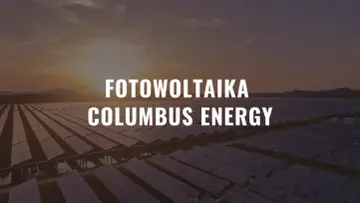 Ogromne pole paneli fotowoltaicznych o zachodzie słońca. Sprawdź Columbus Energy opinie przed inwestycją.