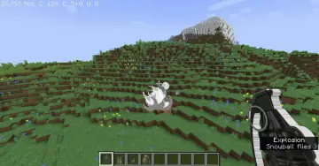 Eksplozja śnieżki w Minecraft! Gracz testuje komendy, rzucając granatem.