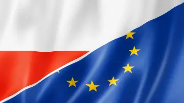 Flaga Polski i Unii Europejskiej. Polska weszła do UE w 2004 roku, otwierając nowy rozdział w historii.
