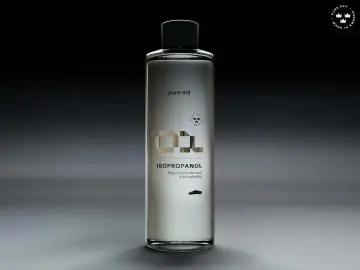 En flaska med isopropanol från OKQ8, perfekt för att avfetta bilen efter polering. Tillverkad i Sverige.