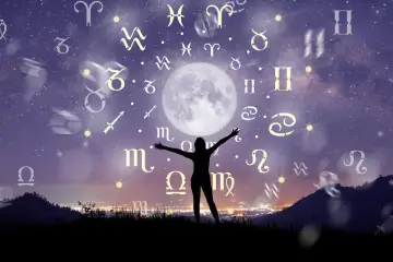 Sylwetka osoby z rozłożonymi rękami pod księżycem, otoczona znakami zodiaku. 22 listopada znak zodiaku to Strzelec.