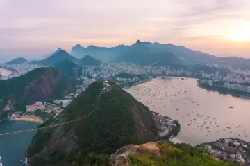 Widok na Rio de Janeiro z góry. Miasto, zatoka pełna łodzi i góry. Czy Brazylia jest bezpieczna? Widok zapiera dech w piersiach.