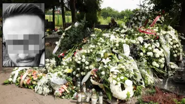 Pogrzeb Patryka Peretti. Ogromne wieńce i kwiaty na grobie, obok znicze. W lewym górnym rogu czarno-białe zdjęcie zamazanej twarzy.
