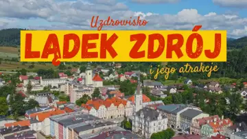 Uzdrowisko Lądek Zdrój i jego atrakcje. Widok z lotu ptaka na malownicze miasteczko z kolorowymi kamienicami i kościołem.