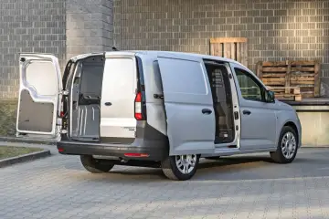 Srebrny Ford Transit Connect z otwartymi drzwiami, widok z tyłu.