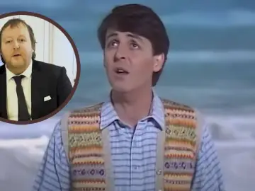 Młody Paul McCartney z zespołu The Beatles śpiewa, a obok niego w okrągłym kadrze widać starszego mężczyznę w garniturze.