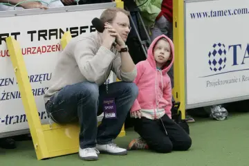 Maciej Stuhr z córką, która zmaga się z chorobą, podczas wydarzenia sportowego.