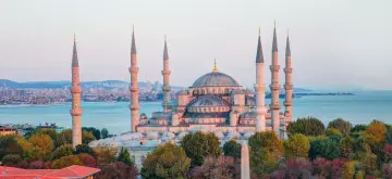 Błękitny Meczet w Stambule, z minaretami górującymi nad miastem i morzem. Czy Istambuł jest bezpieczny? Turyści spacerują pośród pięknej architektury.
