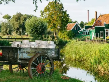 Stary wóz z bańkami mleka, zielone domy i kanał. Tak wygląda praca w Holandii, gdzie tradycja spotyka się z naturą.