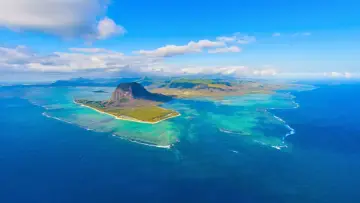 Widok z lotu ptaka na Le Morne Brabant na Mauritiusie. Idealny czas na wizytę to maj-grudzień, kiedy pogoda jest słoneczna i sucha.