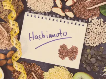 Czy hashimoto skraca życie? Notatnik z napisem "Hashimoto", taśma miernicza i zdrowe nasiona.