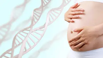 Ciężarna kobieta trzymająca brzuch na tle spiral DNA. Badania genetyczne mogą pomóc w diagnozowaniu zespołu Edwardsa u dorosłych.