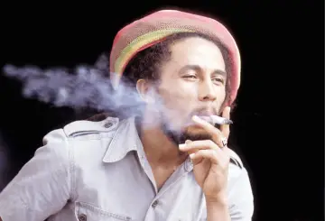 Bob Marley w charakterystycznym nakryciu głowy, zaciągający się dymem. Jego muzyka to wolność i pozytywne wibracje.