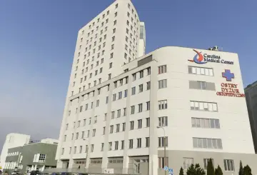 Nowoczesny budynek Carolina Medical Center z logo i napisem "Ostry Dyżur Ortopedyczny".