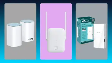 Tres repetidores Wi-Fi: dos blancos cilíndricos, uno blanco Xiaomi y un TP-Link con caja. Aprende como instalar un repetidor de wifi.