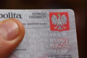 Zgubienie dowodu osobistego to stresująca sytuacja. Na zdjęciu polski dowód tożsamości z godłem.
