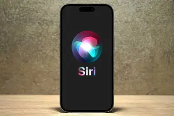 Telefon z włączoną Siri po polsku. Kolorowe logo i napis "Siri" na czarnym tle.